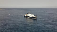 Hollanda yolcu gemisi MV Hondius'un 5 Mayıs 2026 tarihinde Cape Verde açıklarında Atlantik'te demirlemiş halinin havadan görünümü. 