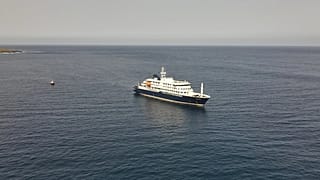 Hollanda yolcu gemisi MV Hondius'un 5 Mayıs 2026 tarihinde Cape Verde açıklarında Atlantik'te demirlemiş halinin havadan görünümü. 