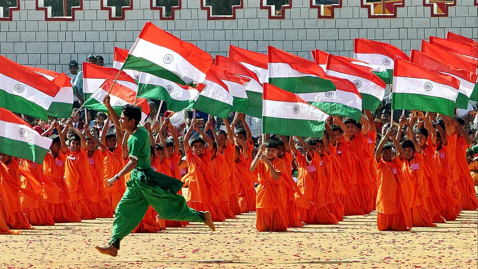 Unos estudiantes ondean banderas nacionales indias durante las celebraciones por el Día de la República de la India en Bangalore, el 26 de enero de 2007.