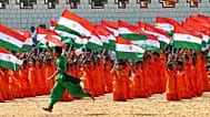 Unos estudiantes ondean banderas nacionales indias durante las celebraciones por el Día de la República de la India en Bangalore, el 26 de enero de 2007.