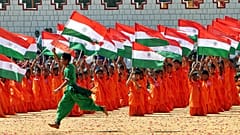 Unos estudiantes ondean banderas nacionales indias durante las celebraciones por el Día de la República de la India en Bangalore, el 26 de enero de 2007.