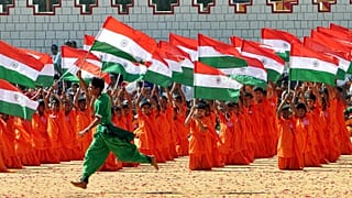 Unos estudiantes ondean banderas nacionales indias durante las celebraciones por el Día de la República de la India en Bangalore, el 26 de enero de 2007.