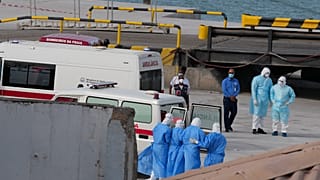 Personal sanitario con equipos de protección evacua a pacientes del crucero MV Hondius en un puerto de Praia, Cabo Verde, el 6 de mayo de 2026.