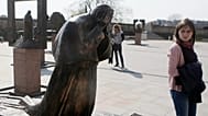Скульптура покойного Папы Иоанна Павла II в Кракове, Польша, понедельник, 18 апреля 2011 года.