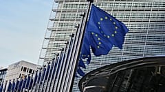 Flaggen der Europäischen Union flattern im Wind vor dem EU-Hauptquartier in Brüssel, 4. November 2025