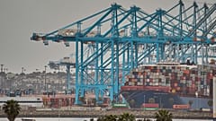 Archivbild: Das Containerschiff „Maersk Skarstind“ liegt an den APM Terminals im Hafen von Los Angeles. 15. April 2025.