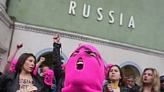 Ativistas das Pussy Riot e da FEMEN protestam no pavilhão russo da Bienal de Veneza contra a invasão da Ucrânia; 6 maio 2026