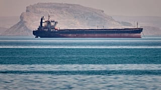 Ένα φορτηγό πλοίο χύδην φορτίου αγκυροβολεί στα στενά του Ορμούζ, ανοιχτά του Μπαντάρ Αμπάς, Ιράν, το Σάββατο 2 Μαΐου 2026.