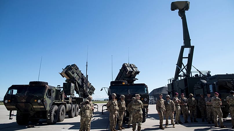 Die US-amerikanische Boden-Luft-Rakete "Patriot" und das britische Radar "Giraffe AMB" auf Flugplatz Siauliai