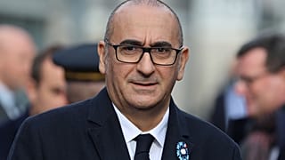 وزير الداخلية الفرنسي لوران نونيز يصل لتكريم الضحايا خارج ملعب ستاد فرنسا في سان دوني، الخميس 13 نوفمبر 2025 