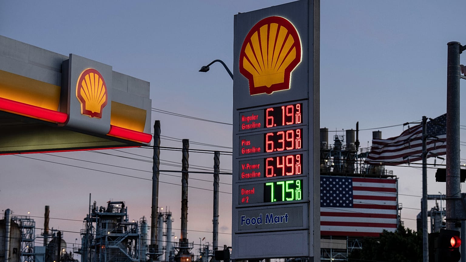 Arşiv - 1 Nisan 2026'da Kaliforniya Carson'da, Marathon Petroleum rafinerisinin önündeki bir Shell benzin istasyonunda benzin fiyatları görülüyor.