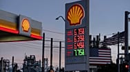 Archivo - Los precios de la gasolina se muestran en una gasolinera Shell frente a la refinería de Marathon Petroleum en Carson (California), 1 de abril de 2026.