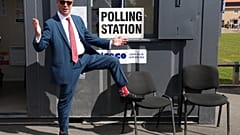 Nigel Farage, Chef der britischen Protestpartei Reform UK, zeigt beim Eintreffen im Wahllokal in Walton-on-the-Naze stolz seine Socken.