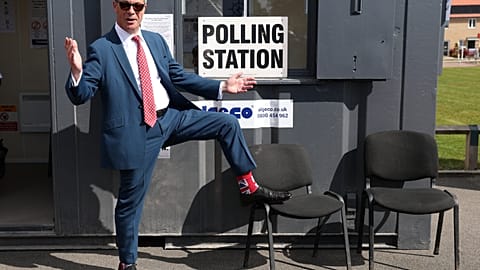 Nigel Farage, leader del partito populista britannico Reform UK, esibisce i suoi calzini all'arrivo a un seggio elettorale a Walton-on-the-Naze.