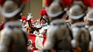 Ein neuer Schweizergardist salutiert bei seiner Vereidigung in die Eliteeinheit des Papstes im Vatikan.