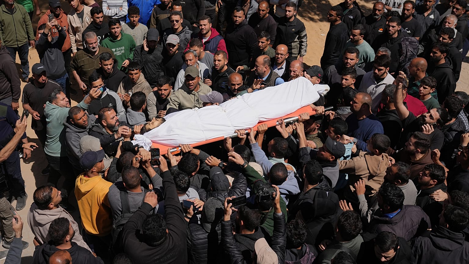 يحمل المشيعون جثمان عزام الحية نجل زعيم حماس خليل الحيا، ويحزنون على جثمانه بعد مقتله في غارة جوية إسرائيلية