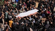 يحمل المشيعون جثمان عزام الحية نجل زعيم حماس خليل الحيا، ويحزنون على جثمانه بعد مقتله في غارة جوية إسرائيلية