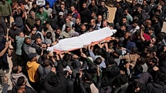 يحمل المشيعون جثمان عزام الحية نجل زعيم حماس خليل الحيا، ويحزنون على جثمانه بعد مقتله في غارة جوية إسرائيلية