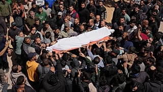 يحمل المشيعون جثمان عزام الحية نجل زعيم حماس خليل الحيا، ويحزنون على جثمانه بعد مقتله في غارة جوية إسرائيلية