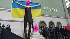 Des militantes de Pussy Riot et de FEMEN protestent contre la présence de la Russie devant le pavillon russe, lors de la Biennale d'art de Venise 2026, le 06.05.2026