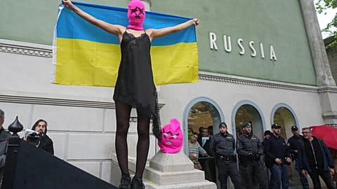 Des militantes de Pussy Riot et de FEMEN protestent contre la présence de la Russie devant le pavillon russe, lors de la Biennale d'art de Venise 2026, le 06.05.2026