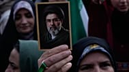 İmam Rıza'nın doğum gününü kutlamak için devlet tarafından düzenlenen bir mitingde bir kadın, İran dini lideri Mücteba Hameney'in fotoğrafını tutuyor, 29 Nisan 2026.