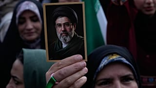 İmam Rıza'nın doğum gününü kutlamak için devlet tarafından düzenlenen bir mitingde bir kadın, İran dini lideri Mücteba Hameney'in fotoğrafını tutuyor, 29 Nisan 2026.