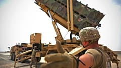 في هذه الصورة التي نشرتها القوات الجوية الأمريكية، يظهر الجندي سكوتلين بارتليت من كتيبة المدفعية المضادة للطائرات 5-52 التابعة للجيش الأمريكي وهو يشير إلى زميل له أثناء عمله 