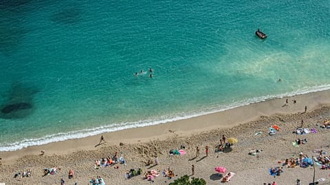 Sea and air temperatures both reached near-records this April
