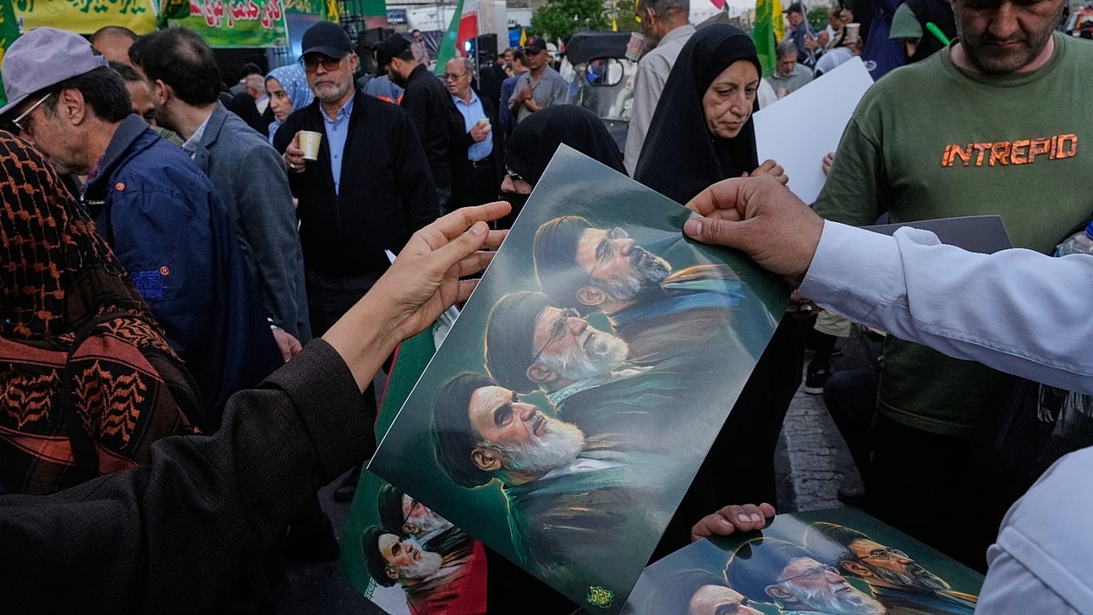 ملصق يجمع الخميني وعلي خامنئي ومجتبى خامنئي في طهران الأربعاء 29 أبريل 2026