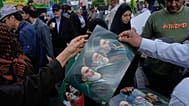 ملصق يجمع الخميني وعلي خامنئي ومجتبى خامنئي في طهران الأربعاء 29 أبريل 2026