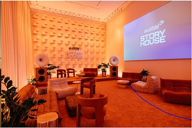 À l’intérieur de l’Audible Story House, où les auditeurs peuvent se détendre et écouter la lecture de leurs titres préférés, New York, 1er mai 2026