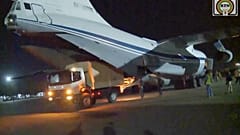 Forze militari russe scaricano equipaggiamento da un aereo da trasporto militare presso la base aerea di Niamey, in Niger, il 10 aprile 2024