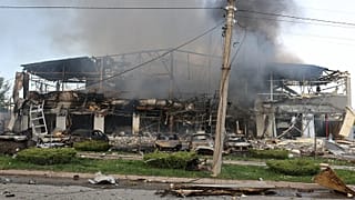 Il fumo si leva da un'officina distrutta da un attacco russo a Zaporizhzhia, 5 maggio 2026.