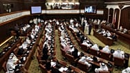 صورة أرشيفية - في هذه الصورة المؤرخة 28 يوليو/تموز 2013، يظهر نواب بحرينيون يشاركون في جلسة برلمانية استثنائية لمناقشة كيفية التعامل مع الانتفاضة في المملكة، عُقدت في المنامة،
