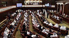 صورة أرشيفية - في هذه الصورة المؤرخة 28 يوليو/تموز 2013، يظهر نواب بحرينيون يشاركون في جلسة برلمانية استثنائية لمناقشة كيفية التعامل مع الانتفاضة في المملكة، عُقدت في المنامة،