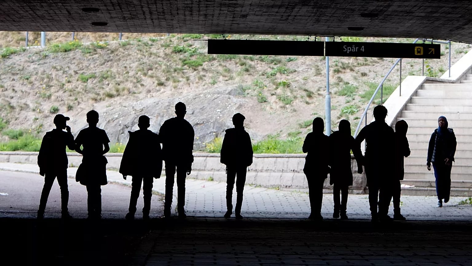 Migrant pupils walk under a railway bridge in Flen, 30 August, 2018