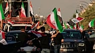 متظاهرون يحملون الأعلام الإيرانية خلال مسيرة لإظهار التضامن مع إيران، في بغداد، العراق، الأربعاء 8 أبريل 2026. 