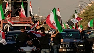 متظاهرون يحملون الأعلام الإيرانية خلال مسيرة لإظهار التضامن مع إيران، في بغداد، العراق، الأربعاء 8 أبريل 2026. 