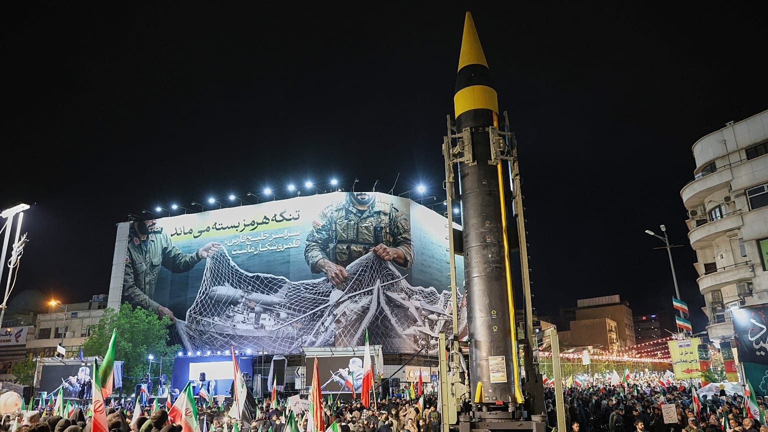 الحرس الثوري الإيراني يعرض صاروخًا باليستيًا خلال مظاهرة مؤيدة للحكومة في ساحة انقلاب الإسلامي (الثورة الإسلامية) في وسط مدينة طهران، إيران، الثلاثاء 21 أبريل 2026. 