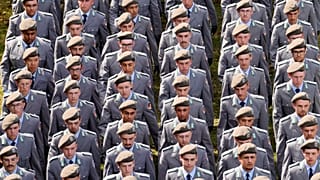 Rekruten am 4. September 2025 in Düsseldorf bei einer Zeremonie, bei der sie vor dem Landtag von Nordrhein-Westfalen ihren Eid ablegen