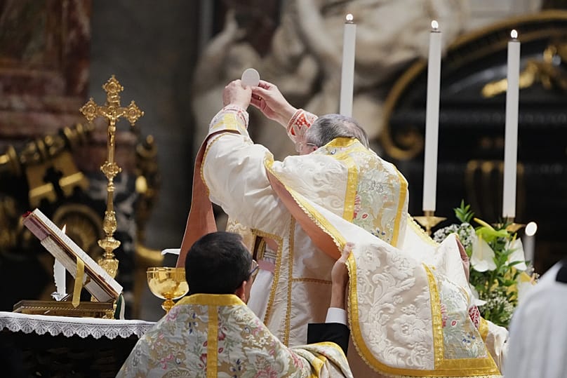 Il cardinale Raymond Leo Burke celebra la messa con il rito tradizionale - in latino e con le spalle rivolte ai fedeli - nella Basilica di San Pietro (25 ottobre 2025)