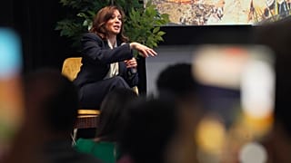 نائبة الرئيس السابقة كامالا هاريس تتحدث خلال محادثة بجانب المدفأة يوم الخميس 7 مايو 2026 في لاس فيغاس. 