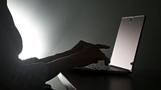 صورة تعبيرية- لشخص يجلس خلف حاسوبه