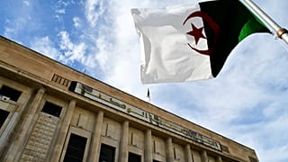 Drapeau algérien devant l'Assemblée nationale à Alger, 24 décembre 2025.