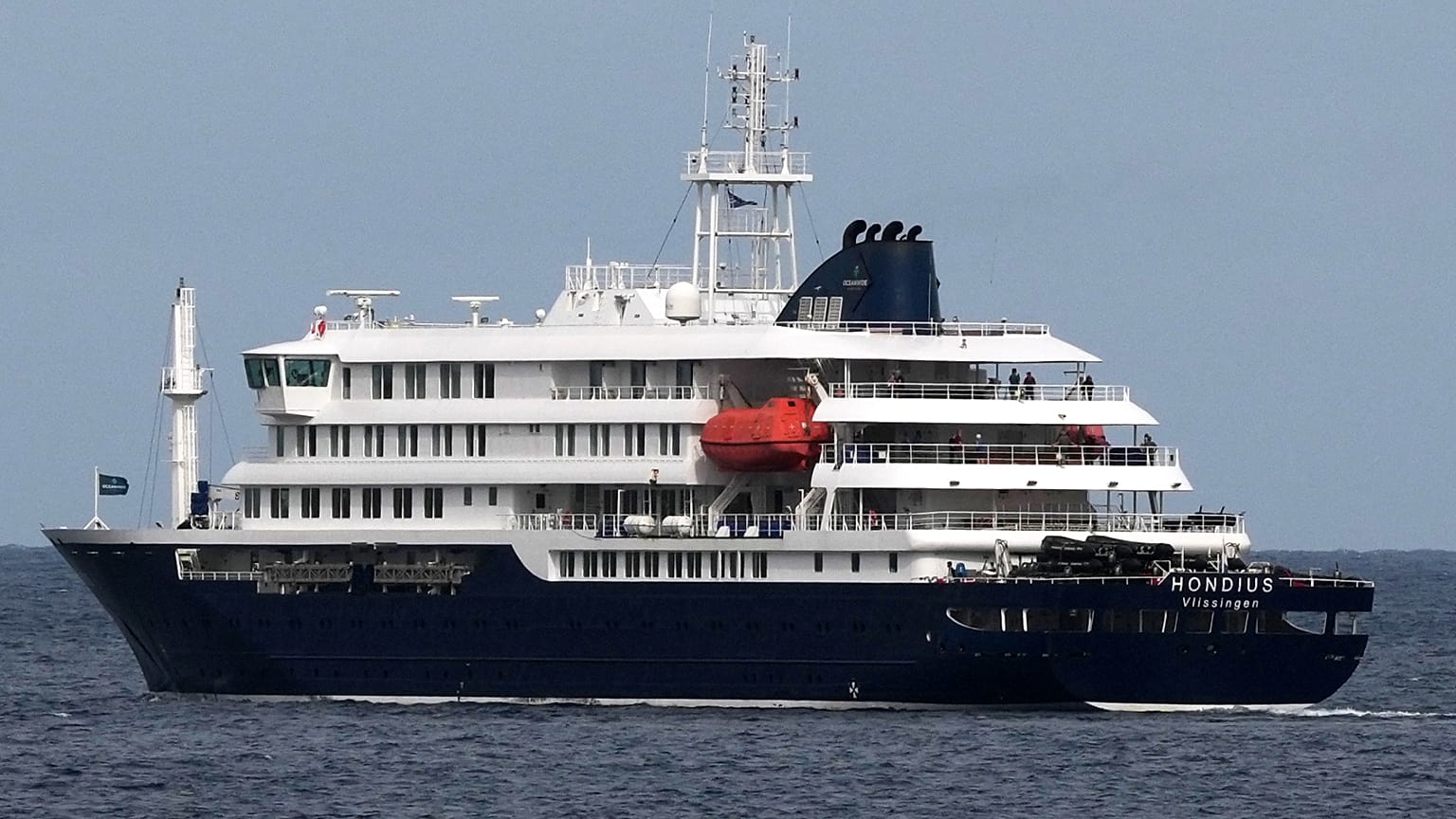 Das Kreuzfahrtschiff MV "Hondius" verlässt am Mittwoch, den 6. Mai 2026, den Hafen von Praia auf den Kapverden.