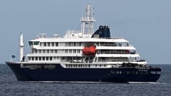Le navire de croisière MV "Hondius" quitte le port de Praia, au Cap-Vert, le mercredi 6 mai 2026.