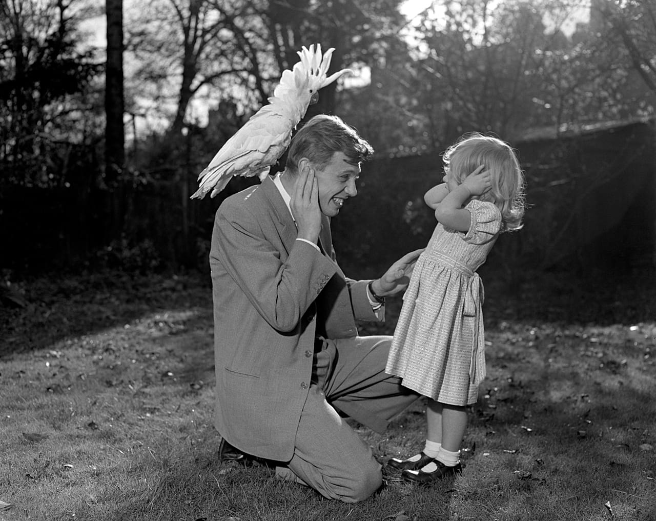 Susan, tre anni, e suo padre David Attenborough posano per una foto con il cacatua ciuffogiallo Georgie, 7 dicembre 1957.