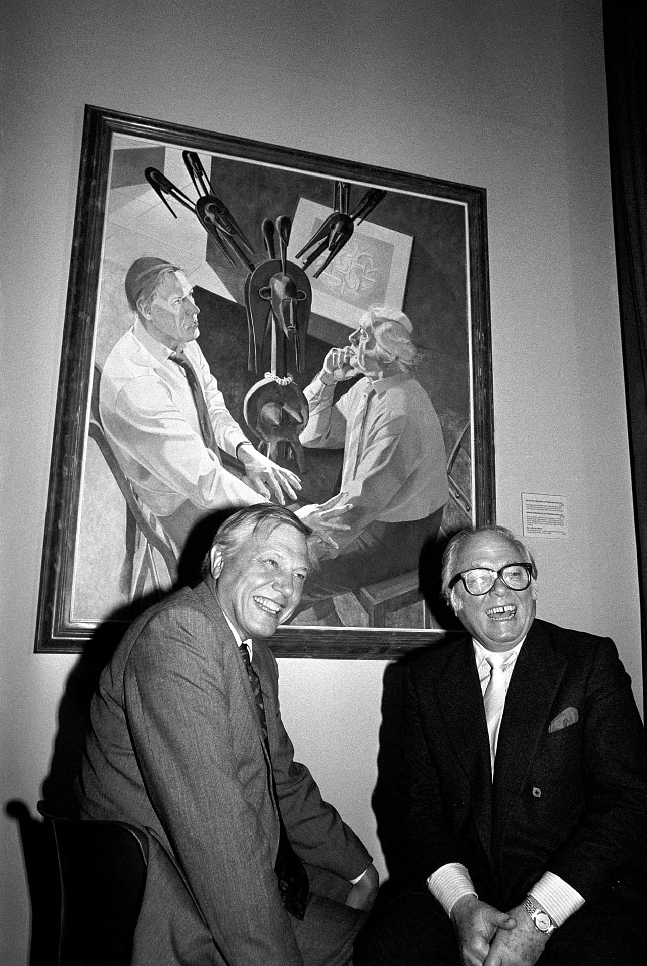 David Attenborough e il fratello, l’attore e regista cinematografico Richard Attenborough, siedono davanti al loro ritratto svelato alla National Portrait Gallery, 15 febbraio 1990.