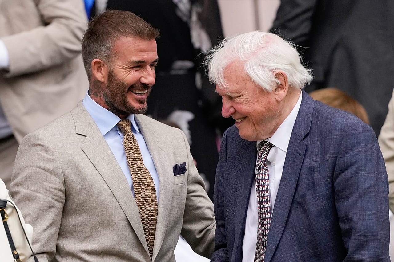 David Beckham parla con David Attenborough a Wimbledon, a Londra, 1 luglio 2024.